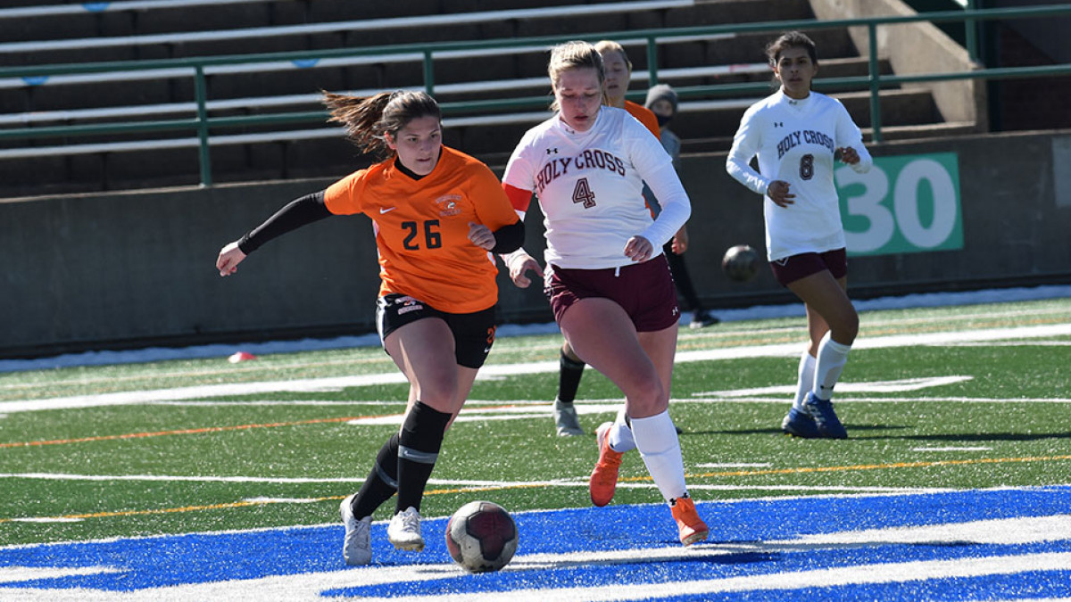 Women's Soccer Drops 4-1 Decision to Holy Cross