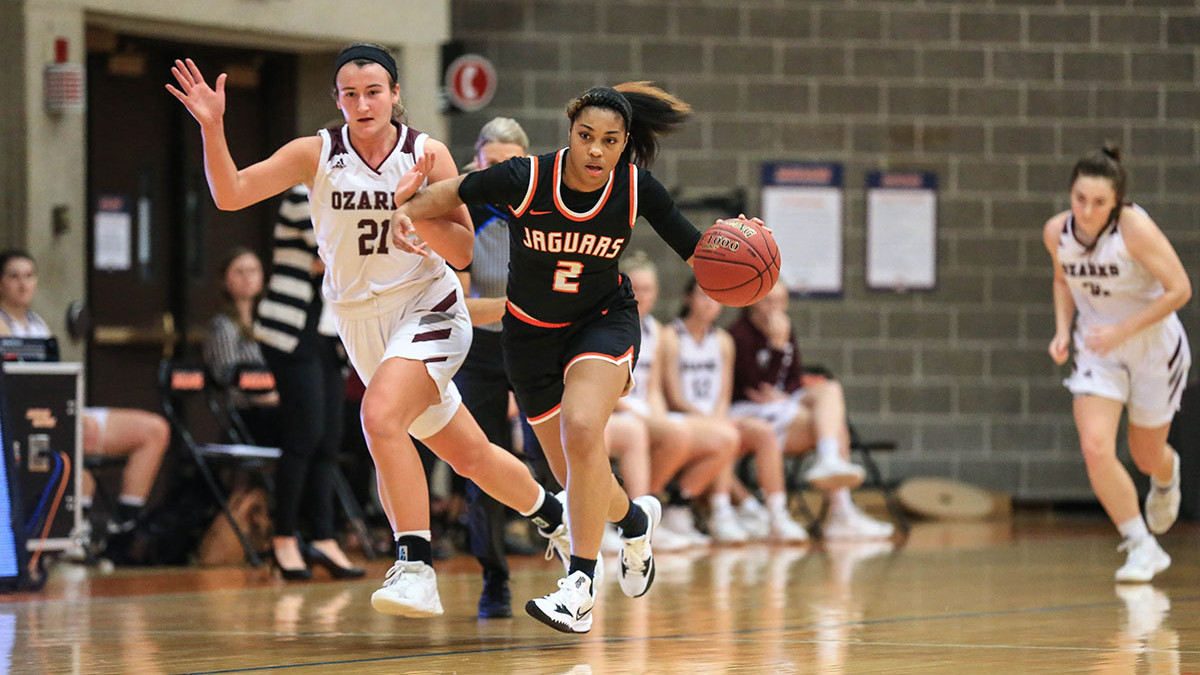 Women's Basketball Begins New Year with Holiday Tournament