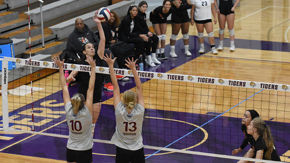 Jaguar Volleyball Goes 1-1 at Holiday Inn Classic; Reyes Sets Digs Record