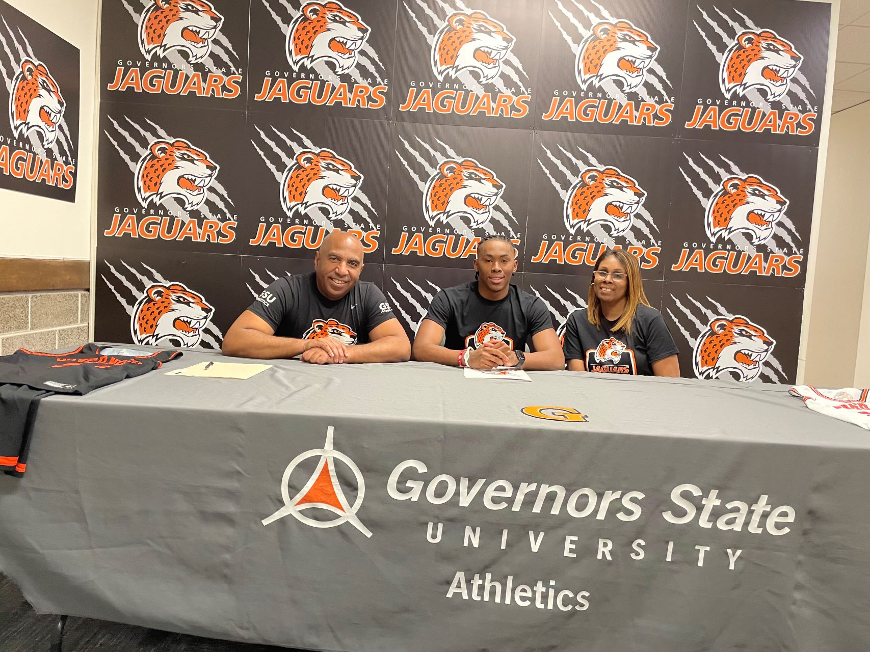 (L-R) GSU Head Men's Basketball Coach Tony Bates, Kendall Brasfield and Mom Kim Brasfield-Carpenter.